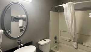Magnuson Hotel Fort Wayne Bathroom