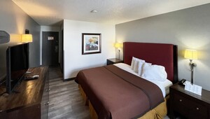 Magnuson Hotel Fort Wayne King Bed
