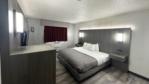 Magnuson Hotel Fort Wayne Guestroom