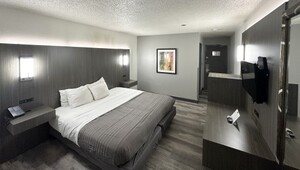 Magnuson Hotel Fort Wayne Guestroom