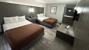 Magnuson Hotel Fort Wayne Guestroom