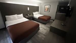 Magnuson Hotel Fort Wayne Guestroom