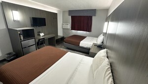 Magnuson Hotel Fort Wayne Guestroom