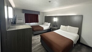 Magnuson Hotel Fort Wayne Guestroom